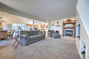 Beautiful Irish Hills Farmhouse with Fire Pit!