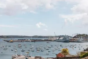 Stunning views over the beautiful Falmouth Harbour - 彭林