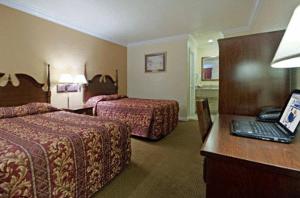 Queen Room with Two Queen Beds - Smoking room in Americas Best Value Inn Sunnyvale