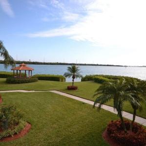 Bahia Bright and Sunny Lakeside Villa - 4hvězdičkové hotely ve městě St Petersburg