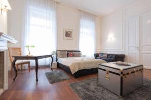 Luxury Art Deco Suite Close to Museum of Fine Arts