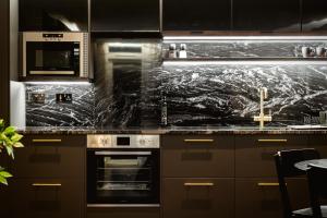 The Acacia, Luxury with Private Balcony & Two Parking Spaces