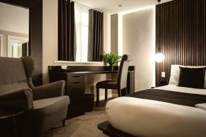 The Acacia, Luxury with Private Balcony & Two Parking Spaces