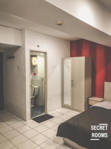 Căn Hộ Nhìn Ra Hồ Bơi  (Apartment with Pool View )