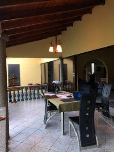 Linda casa de verano con amplias zonas verdes