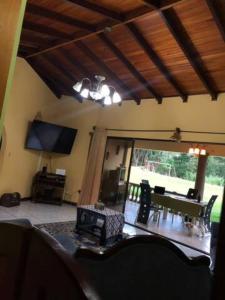 Linda casa de verano con amplias zonas verdes