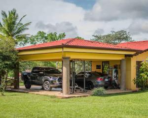 Linda casa de verano con amplias zonas verdes