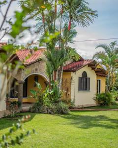 Linda casa de verano con amplias zonas verdes