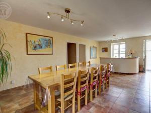 Maisons de vacances Gite Chalain-le-Comtal, 5 pieces, 10 personnes - FR-1-496-48 : photos des chambres