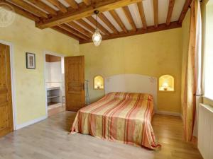 Maisons de vacances Gite Chalain-le-Comtal, 5 pieces, 10 personnes - FR-1-496-48 : photos des chambres