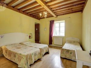 Maisons de vacances Gite Chalain-le-Comtal, 5 pieces, 10 personnes - FR-1-496-48 : photos des chambres