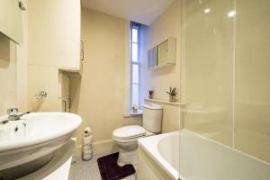 Double Room with Shared Bathroom room in Morriosn Central Roomz Edinburgh