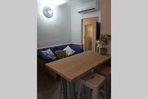 M2 Cool apartment next to metro. 15m to center