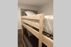 M2 Cool apartment next to metro. 15m to center