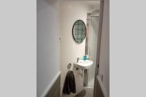 M2 Cool apartment next to metro. 15m to center