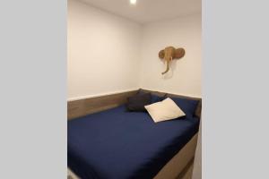M2 Cool apartment next to metro. 15m to center