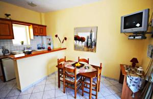 Agios Georgios - 2 Beds - Sleeps 5 - Free Parking