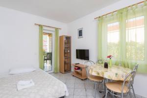 Apartment in Orebic with balcony, air conditioning, WiFi, dishwasher (4934-5)