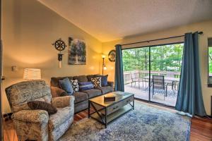 Cozy Wintergreen Resort Condo Walk to Ski Lifts!
