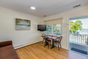 One Bedroom Suite #23 room in Colonial Shores Resort