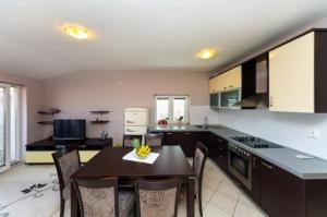 Apartment in Zaton (Zadar) with sea view, terrace, air conditioning, Wi-Fi (4814-2)