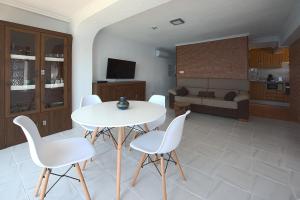 Las Damas Premium 23F Beach Front - Pool & Parking