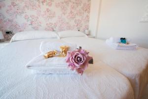 Las Damas Premium 23F Beach Front - Pool & Parking