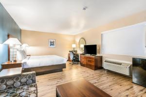 Deluxe King Room with Spa Bath room in Americas Best Value Inn and Suites Ontario Airport