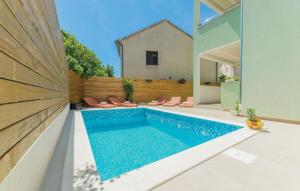 Apartment in Pakoštane with pool access, terrace, air conditioning, Wi-Fi, 3548-2 