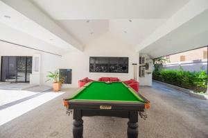 Luxury Pool Villa 4 BR 900M beach 1.5 KM downtown