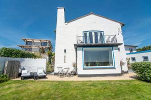 Family Villa behind the Beach