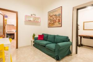 A due passi dal Teatro Politeama by Wonderful Italy