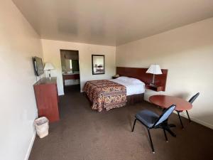 Queen Room room in Plank Road Inn & Suites - Lyons