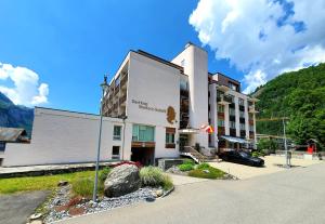 Hotel Sherlock Holmes & Khana Restaurant "200 m Gondola to Hasliberg Ski"
