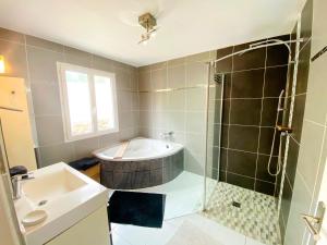 VILLA 6 PERSONNES PISCINECAMPAGNETERRAIN DE PETANQUE15 km BANDOL