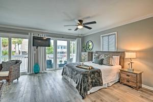 Couples Retreat with Balcony in Surfside Beach!