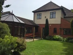 Toothbrush Rooms at Lattice Lodge - Guest Kitchen & EV Recharging - Westerfield