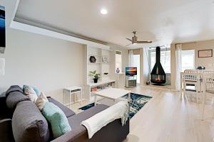 Three-Bedroom Townhouse room in Point Venture - Lakefront Park Pool Golf Tennis townhouse