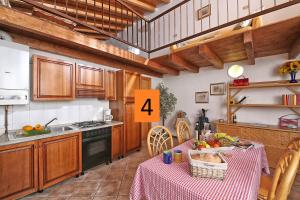Three-Bedroom Apartment room in Il Colombaro