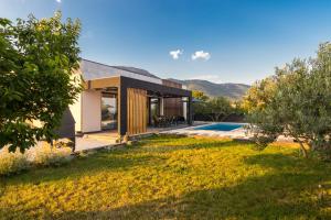 villa Sempervivum 2 with pool and sea view