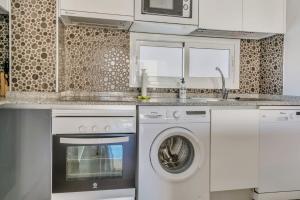 Fantastic 2 bedroom fully furnished modern apartment in walking distance toamenities