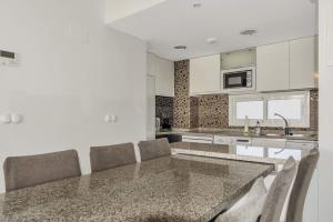 Fantastic 2 bedroom fully furnished modern apartment in walking distance toamenities