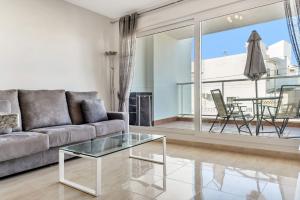 Fantastic 2 bedroom fully furnished modern apartment in walking distance toamenities