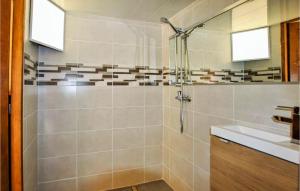 Maisons de vacances Lovely Home In Bourg Saint Andol With Kitchen : photos des chambres