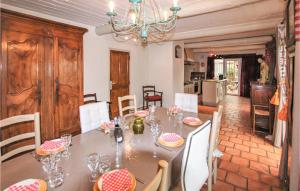 Maisons de vacances Awesome Home In Goult With 5 Bedrooms, Wifi And Private Swimming Pool : photos des chambres