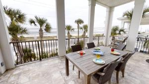 Holiday Home room in Front Beach House