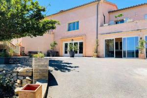 Maisons de vacances Charmante maison avec jacuzzi : photos des chambres