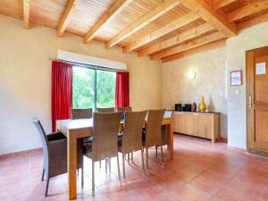 Maisons de vacances Quaint Holiday Home in Lacapelle with Private Terrace : photos des chambres