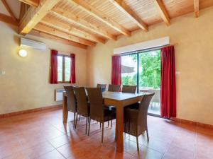 Maisons de vacances Quaint Holiday Home in Lacapelle with Private Terrace : photos des chambres