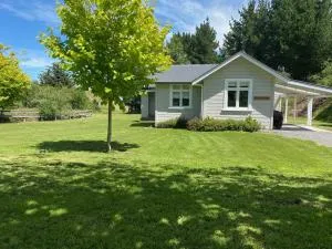 Paratu Farm Cottage in a quiet rural setting. -  Waipukurau